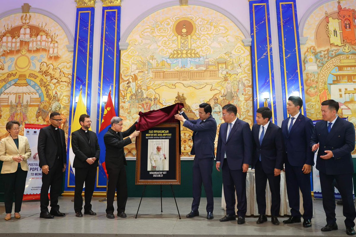 Catholic_Mongol's tweet photo. Пап Францисын Монгол Улсад хийх айлчлалд зориулсан маркийн нээлт өнөөдөр Гадаад харилцааны яаманд боллоо. Гэгээн Ширээт Улсыг төлөөлж Кардинал Луис Антонио Тагле болон Монгол дахь Католик шашны тэргүүн, Кардинал Жиоржио Маренго нар оролцов. 

#PopeInMongolia #hopingtogether https://t.co/1UJN74zCAa