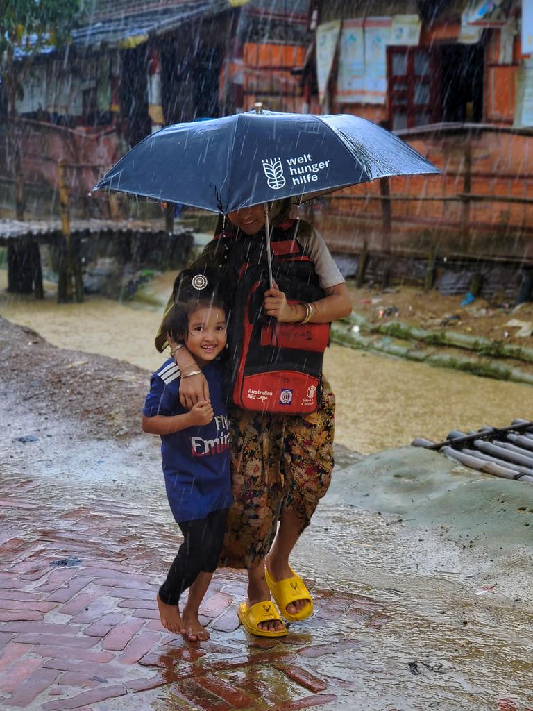 SahatZia_Hero's tweet photo. School life is a sweetest  part of life.

Rohingya refugee children coming from the School 🎒 during the rain in the #Refugee Camp in Cox's Bazar, Bangladesh.

 #RohingyaRefugees #Education #Children #Photography #Documentary https://t.co/JPXd0aTmjs