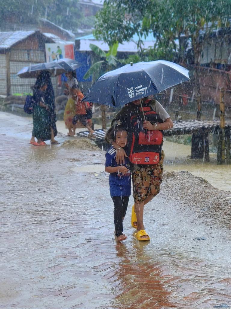 SahatZia_Hero's tweet photo. School life is a sweetest  part of life.

Rohingya refugee children coming from the School 🎒 during the rain in the #Refugee Camp in Cox's Bazar, Bangladesh.

 #RohingyaRefugees #Education #Children #Photography #Documentary https://t.co/JPXd0aTmjs
