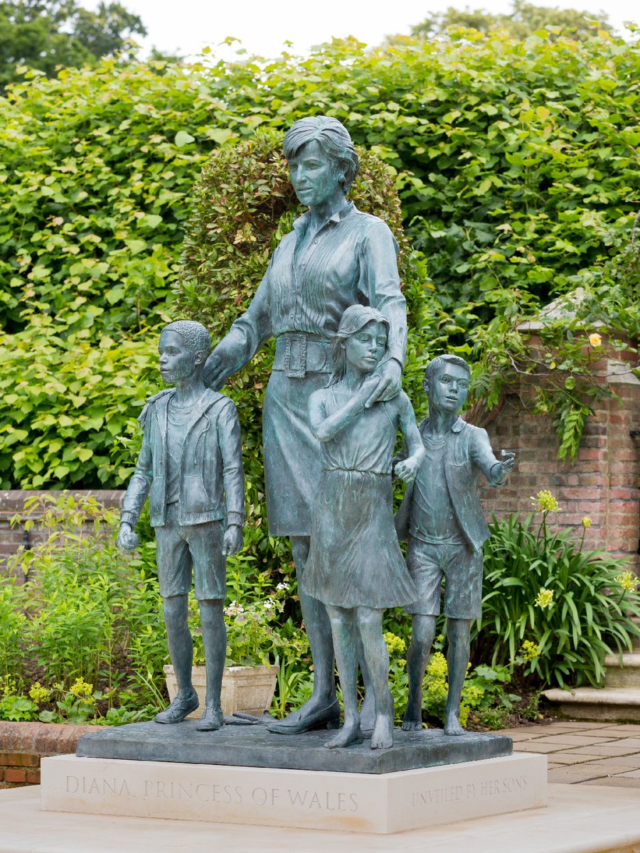 On this day in 1997 Diana, Princess of Wales, died. This statue was commissioned for the Sunken Garden at Kensington Palace in 2017 and aims to reflect the warmth, elegance and energy of Diana, Princess of Wales, in addition to her work and the impact she had on so many people.