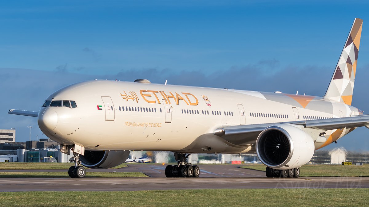 An @etihad @BoeingAirplanes B777-3FXER A6-ETH seen at @manairport in some lovely winter sunshine Feb 2023 #aviation #choosewell #picoftheday #wingwednesday #airlineindustry #planespotter