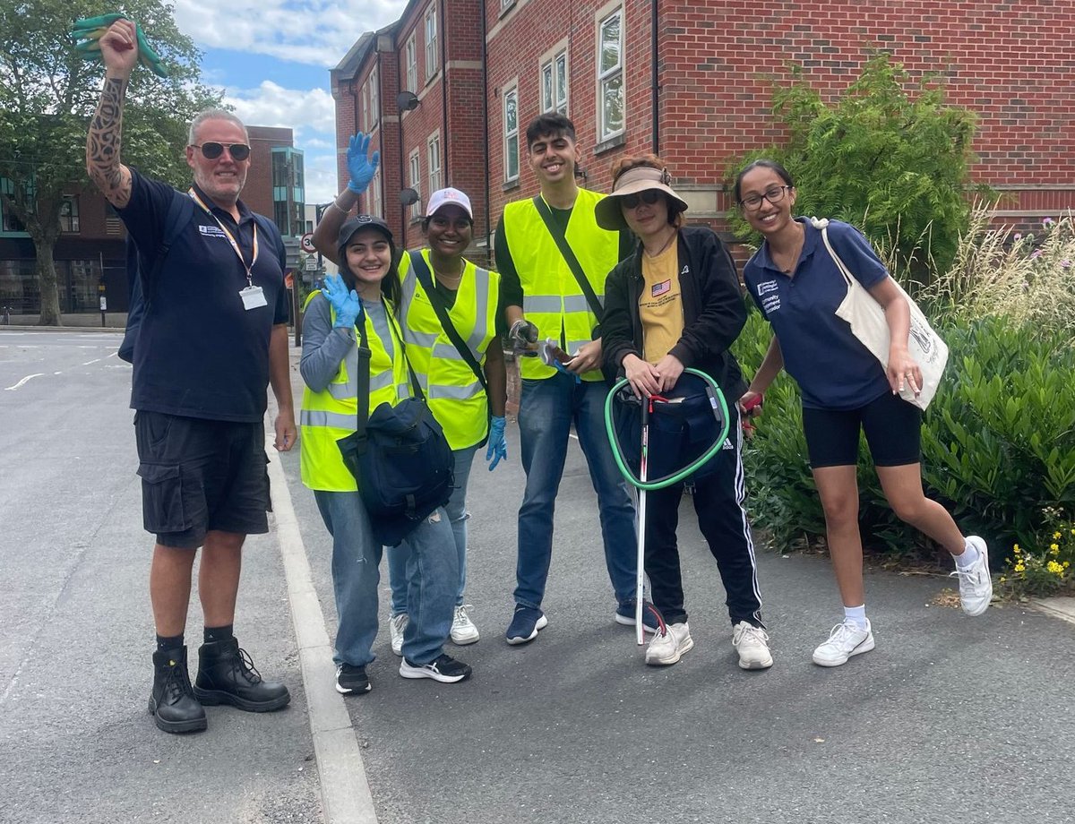 🏘️ If you are moving out or moving in over the next couple of days in Lenton or Radford, say hi to our friendly Community Engagement staff team and Student Ambassadors. These guys are on hand to answer any questions and offer some advice about recycling and waste management.