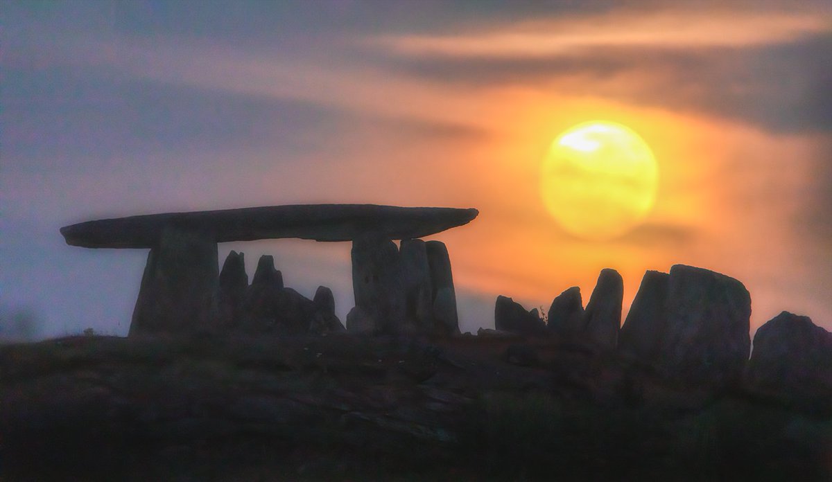 alfonso_mora90's tweet photo. Superluna azul sobre el Dolmen del Pozuelo. (Las nubes siempre haciendo de las suyas 😅) https://t.co/DXM5XOi5AA