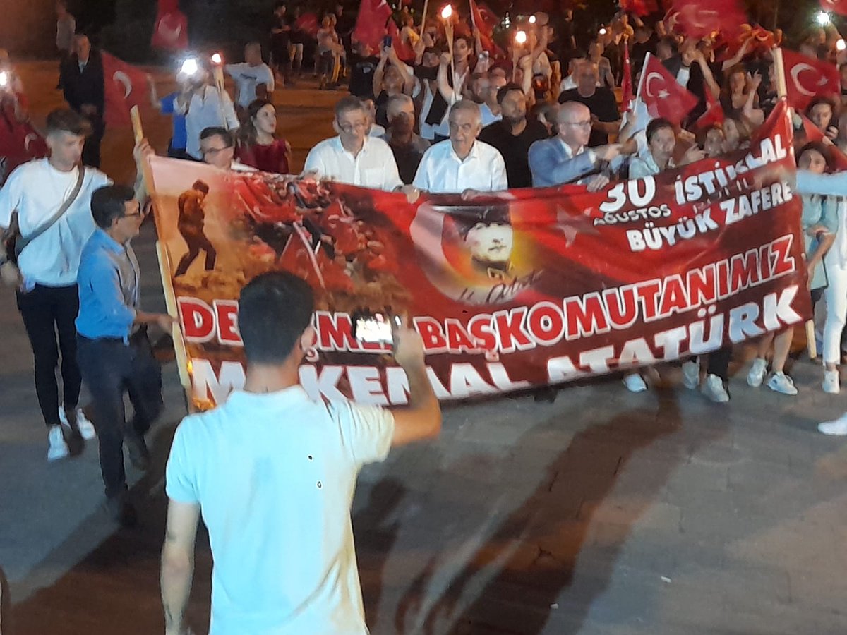 Dün, 30 Ağustos Zafer Bayramı münasebetiyle Balıkesir'de düzenlenen resmi törende, Büyük Atatürk ve silah arkadaşlarını saygıyla andık. Ardından, akşam düzenlenen Zafer Korteji'ne Partililerimiz ve hemşehrilerimizle birlikte katıldık. #30Ağustos