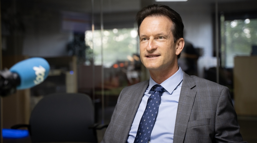 #interview
De <a href="/CarloThelen/">Thelen Carlo</a>, Generaldirekter vun der <a href="/ccluxembourg/">Chambre de Commerce du Luxembourg</a>, war de Moien « Invité vum Dag » um <a href="/100komma7/">radio 100,7</a> fir iwwer d'Erwaardunge vum Patronat un d'Politik am Virfeld vun de Chamberwalen ze schwätzen.
▶  ccluxembourg.cc/3ElqAgy