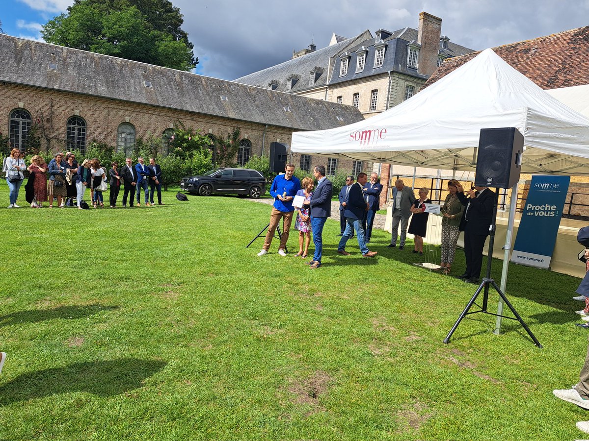 Remise à Saint Riquier des trophées de l'approvisionnement local des collèges et donc des circuits courts pour les restaurants scolaires. Bravo à celui de Moreuil <a href="/MargauxDeletre/">Margaux Delétré</a> <a href="/cartonsabine1/">carton sabine</a>