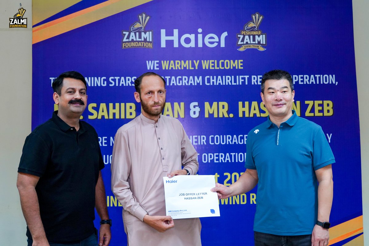FoundationZalmi's tweet photo. From the heights of #Batagram to the heartwarming halls of Zalmi Office Lahore, we salute Sahib Khan & Hassan Zeb. Their fearless rescue on that chairlift day embodies our nation's spirit. Today, we honor their valor with cash awards, job offers, and a place in the Zalmi family.
#HeroesOfBatagram #battagramchairlift #ZalmiFoundation #BringingBackSmiles