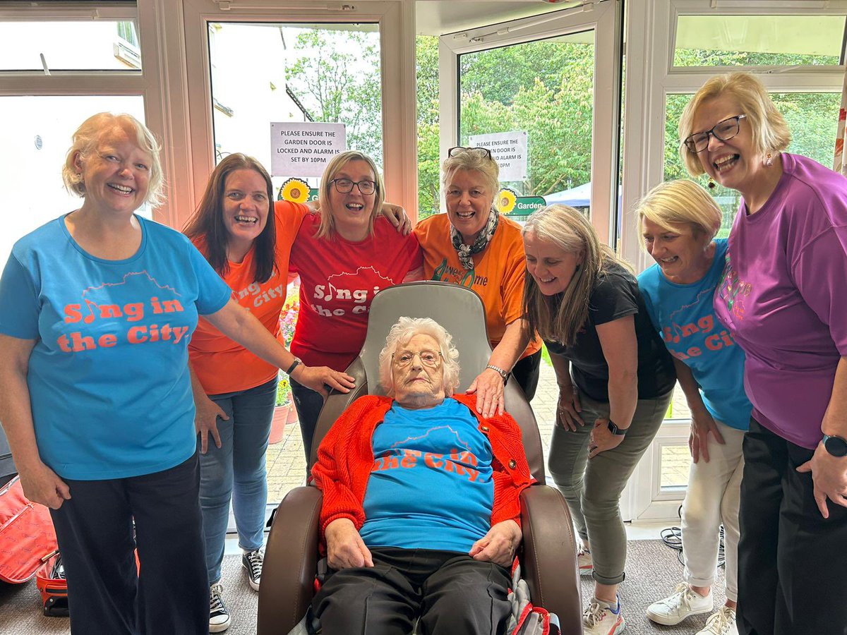 This was the team that assisted @kirstybairdbem from @Singinthecity when they visited #randolphhill #nursinghome in Dunblane for a @Sing4dementia #singalong #communitysinging #communityradio