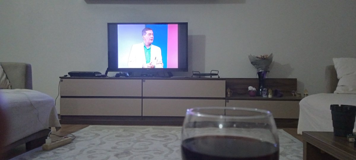dvorak_a's tweet photo. Bugün şarap içmeye fırsatımın olur muydu? Bilemezdim, o sebeple birkaç gece evvel, hazır şarap açmışken arkadaşlarla Haldun Taner Kabare seyrederken bu kareyi aldım.

Dileyene TBT, dileyene iç burkan bir anma...

Ah be felek
Kah be felek
Kahpe felek
Ferhan gitmiş
Yürekler elek https://t.co/t2nK8KjFGs