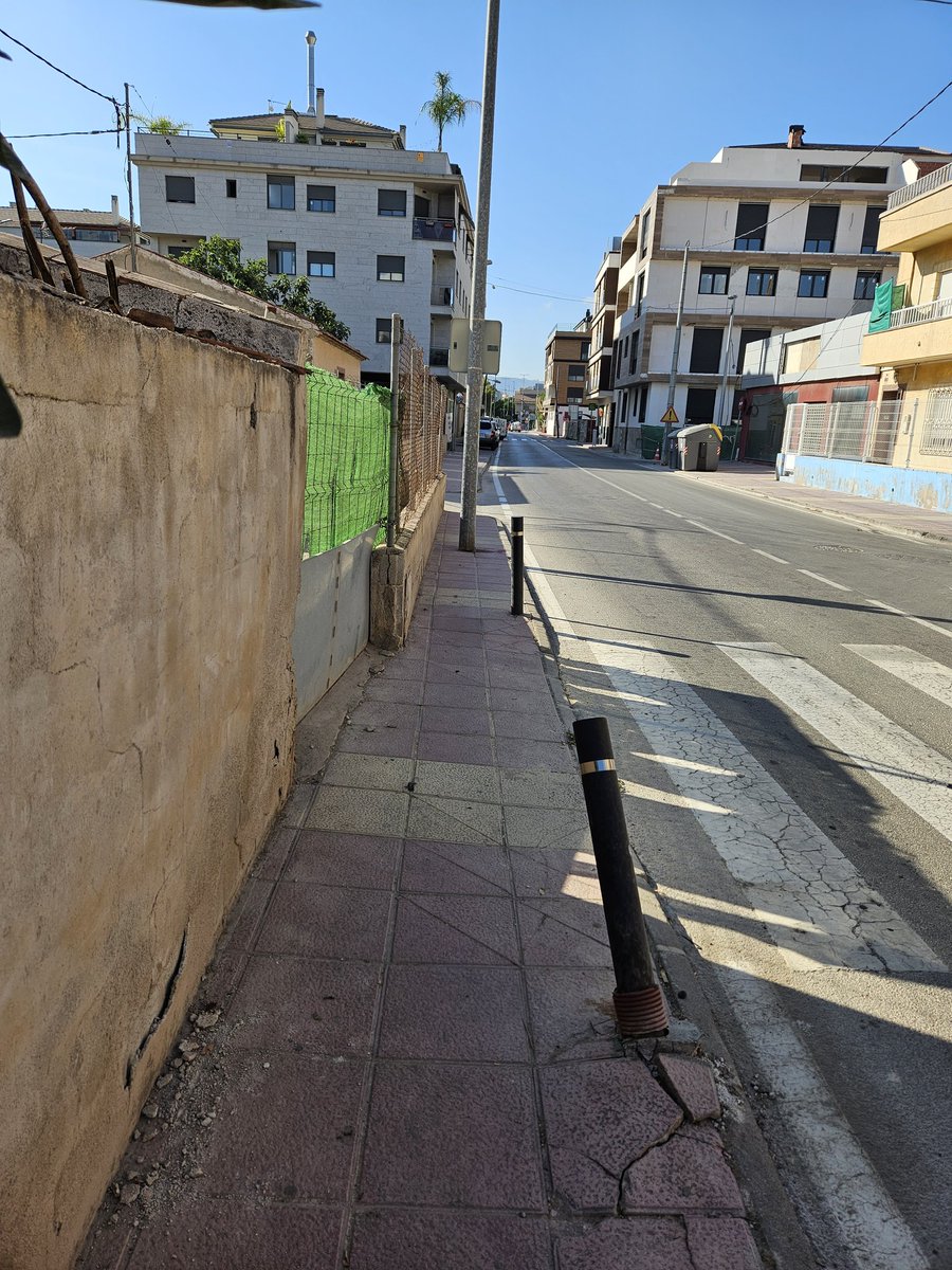 pabloifp's tweet photo. ¿Ésto se puede considerar una acera?. Me gustaría que los responsables del ayuntamiento intentasen pasar con una silla de ruedas. @AytoMurcia , #carreteradechurra https://t.co/SHc0uFDQnj
