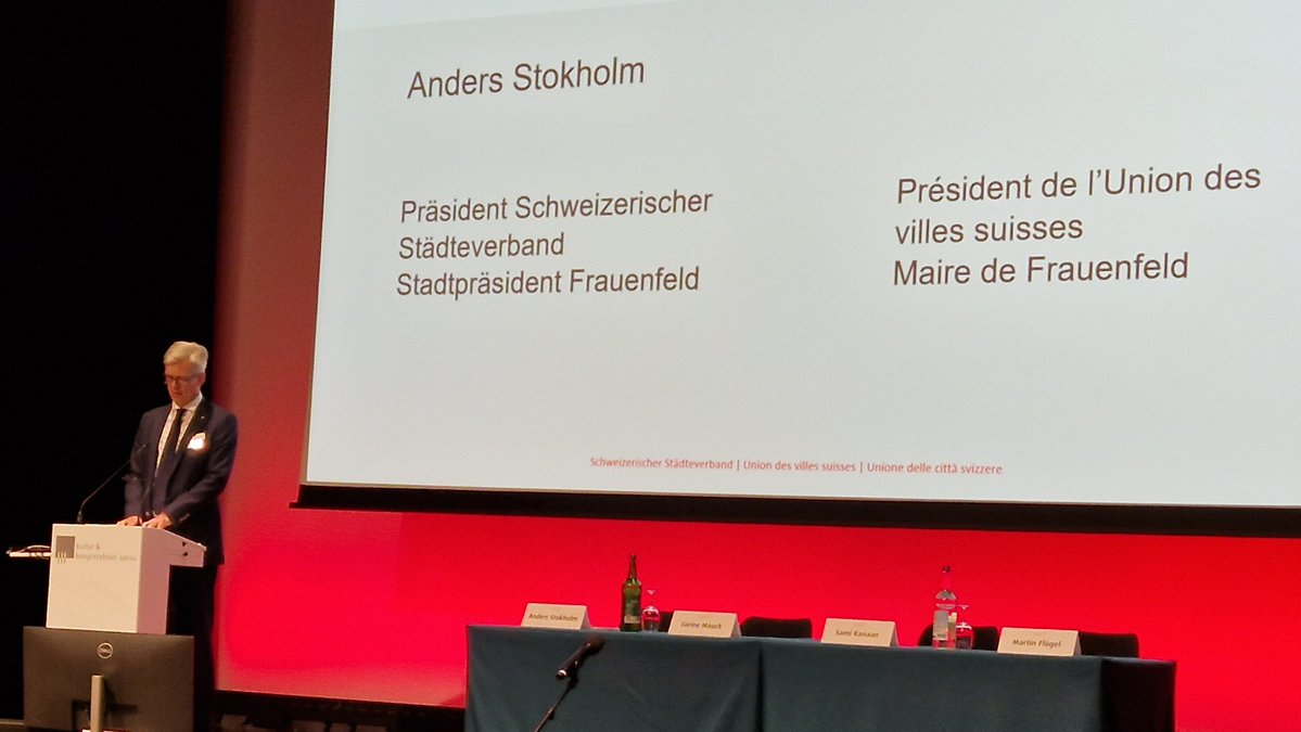 staedteverband's tweet photo. «Es gibt noch viel zu tun, bis wir dem ländlichen Mythos der Schweiz als Städte etwas Adäquates gegenüberstellen können.» SSV-Präsident @StokholmAnders am #Städtetag 2023. https://t.co/e3tU6j8cdH