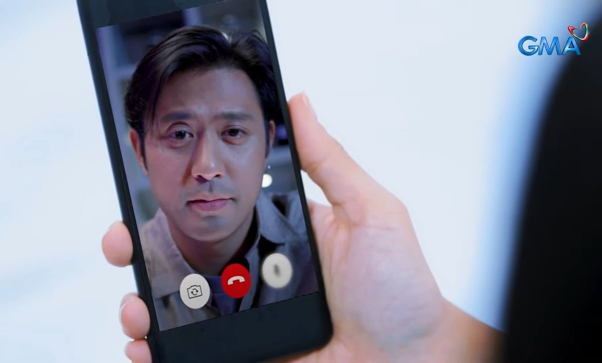 KDFYasmienatics's tweet photo. Wag mo sisihin sarili mo Millie. 🥺 Sana makauwi na si Anton.
Infairness, malakas mga internet nila no? Ang linaw ng video call e. 😄
#TheMissingHusband #TMHBreakUp #YasmienKurdi @TheRealYasmien https://t.co/wvpNIa8U5U