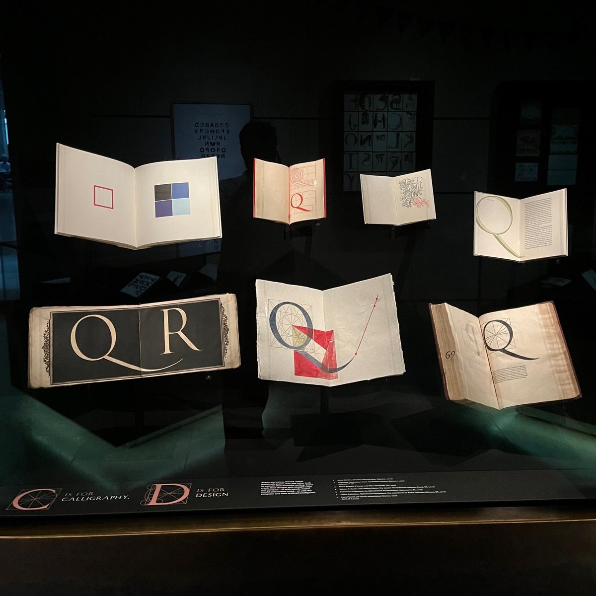 bodleianlibs's tweet photo. Artists use knives, wood, handmade paper, wire and other tools to execute their beautiful writing. Some create designs with straight edge and compass; with molten metal; or even AI.
C is for Calligraphy/D is for Design: part of the #AlphabetsAlive! exhibition (Weston Library) https://t.co/SEyEbdFsUo