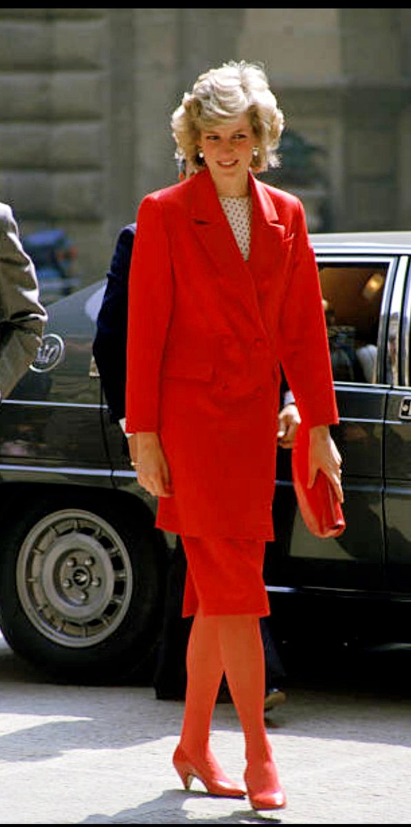 #DianaPrincessOfWales: Gone, but not forgotten! The way she rocked monochrome styles in her days. A royal fashionista ahead of her time! We remember this amazing Queen of hearts. #PrincessDiana ❤🧡
