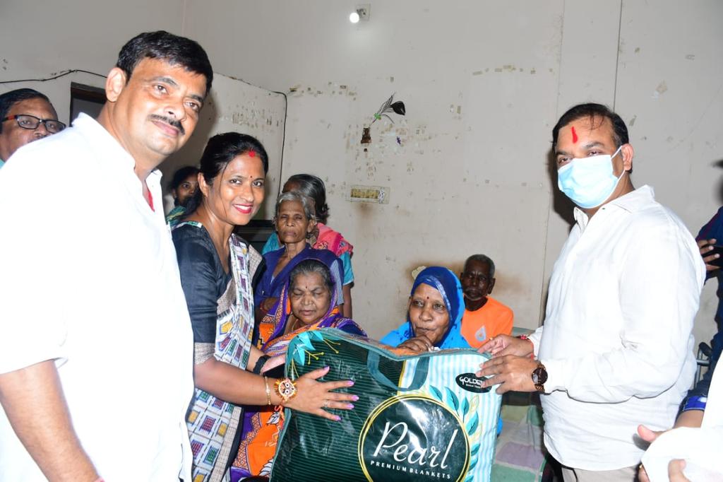 bmcbbsr's tweet photo. Hon'ble MLA North, Hon'ble Mayor @MayorofBBSR, Standing Committee Chairpersons, Corporators, Team BMC distributed blankets and fruits to the inmates at Shelter Home SUH of BMC at Unit-6.
#LSGDay2023
#LocalSelfGovernmetDay
#BMCCares #BhubaneswarFirst https://t.co/smP2xb5Zzg