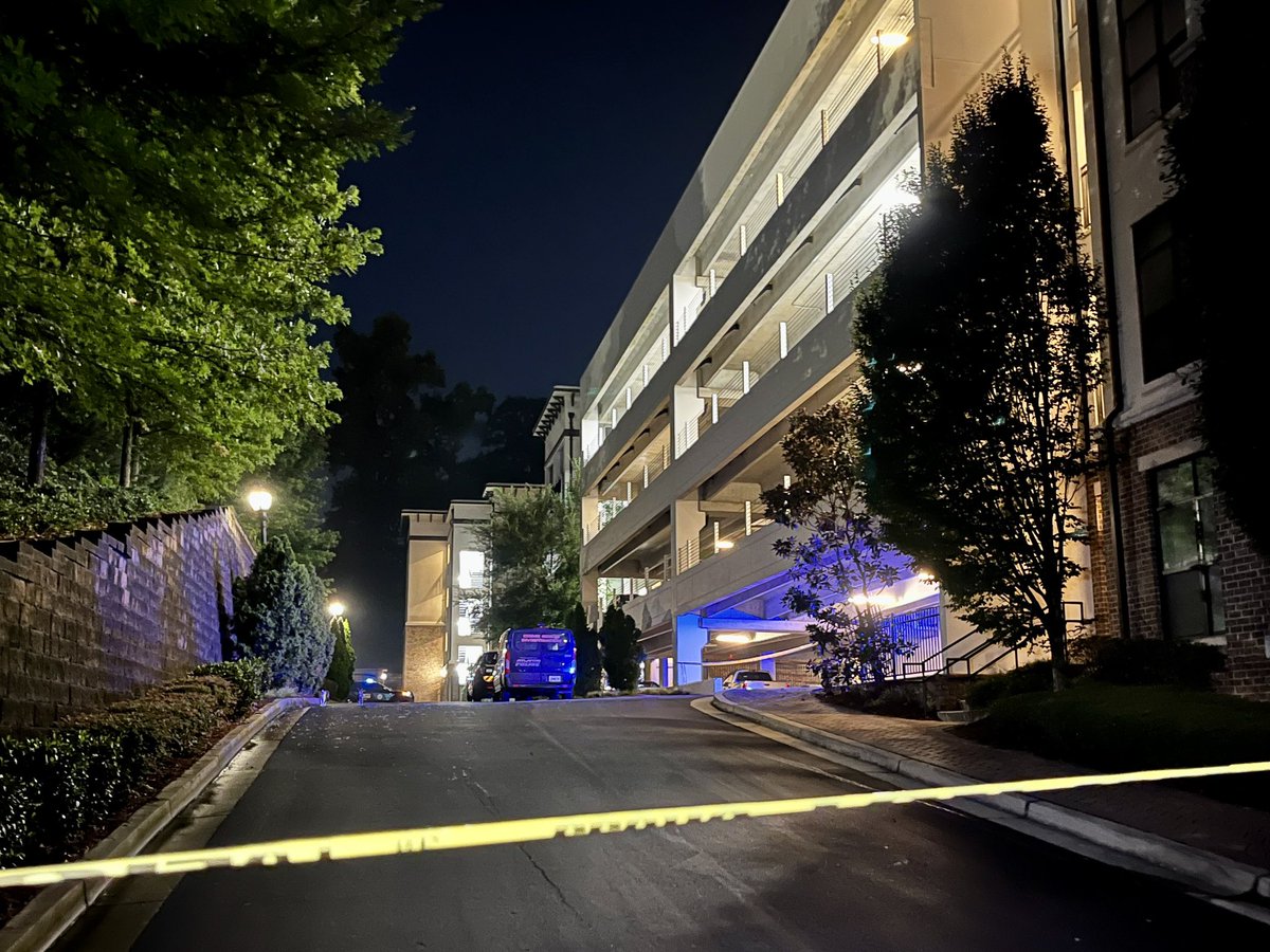 BREAKING: Atlanta Police responding to call of person shot at parking garage of upscale apartment near Atlantic Station in West Midtown…same exact place where 26 year old woman shot and killed just over a month ago