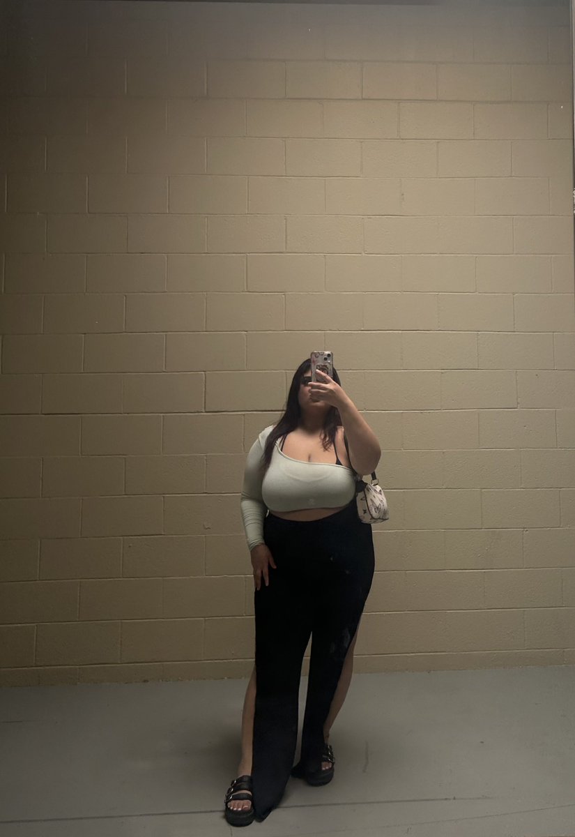 alluxis03's tweet photo. #ootd 💚 
i wear like the same three pairs of shoes everyday lol https://t.co/YRIkCrEM7j