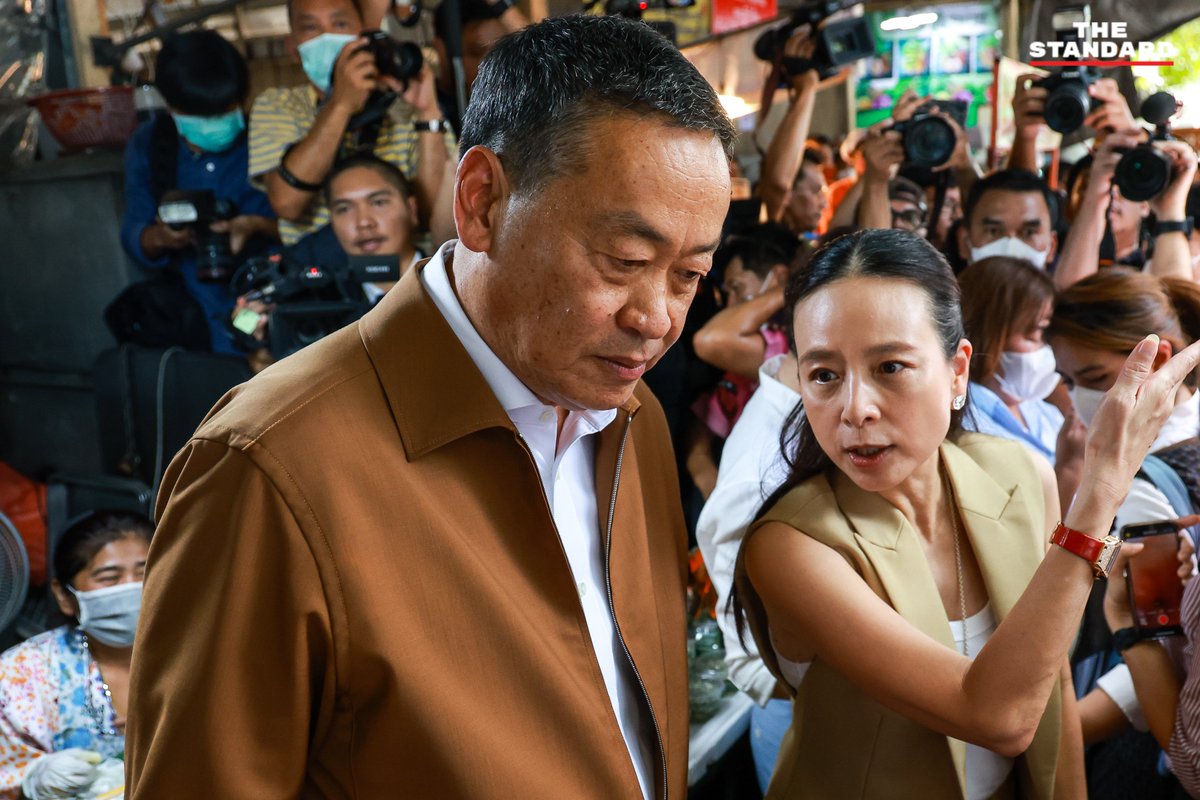 thestandardth's tweet photo. นายกฯ #เศรษฐา เดินตลาดเมืองไทยภัทร โดยมี นวลพรรณ ล่ำซำ หรือ #มาดามแป้ง มา��อต้อนรับบริเวณหน้าร้านขายผลไม้ ได้พบปะประชาชน ฟังปัญหาปากท้อง-ของแพง รับปากหลังถวายสัตย์ฯ เร่งแก้ทันที

https://t.co/u0LXPG5zbe https://t.co/5cloxRpHaE