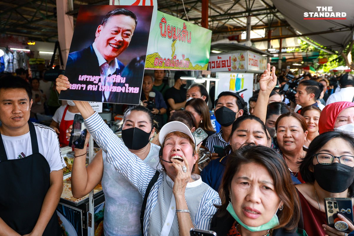 thestandardth's tweet photo. นายกฯ #เศรษฐา เดินตลาดเมืองไทยภัทร โดยมี นวลพรรณ ล่ำซำ หรือ #มาดามแป้ง มา��อต้อนรับบริเวณหน้าร้านขายผลไม้ ได้พบปะประชาชน ฟังปัญหาปากท้อง-ของแพง รับปากหลังถวายสัตย์ฯ เร่งแก้ทันที

https://t.co/u0LXPG5zbe https://t.co/5cloxRpHaE