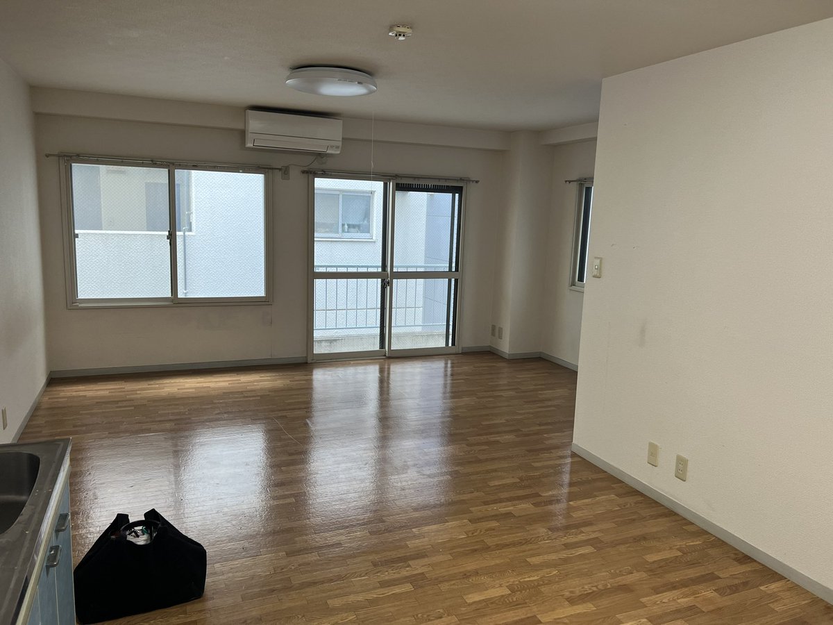 dorami1001dora's tweet photo. 9年間住んだ部屋🥹
思い出いっぱいで楽しかったな☺️

そして引越し先の部屋は未完成😱 https://t.co/BE3G7UtbB0