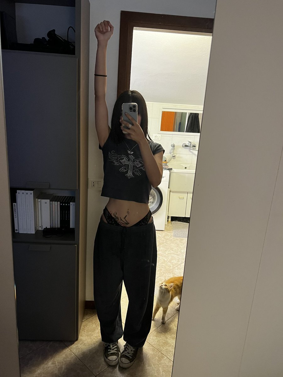 yoongissves's tweet photo. b0dy check ft my cat🫶🏻
49.7 kg 170 cm bmi:17 https://t.co/BLqMUVYXLC