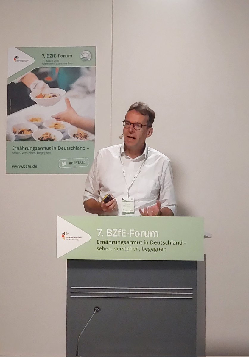 bzfe_de's tweet photo. Prof. Dr. Achim Spiller, ( @uniGoettingen) referiert heute zum Thema #ErnĂ€hrungsarmut (nicht nur) unter Pandemiebedingungen und zum Gutachten des Wissenschaftlichen Beirats fĂŒr Agrarpolitik, ErnĂ€hrung und gesundheitlichen Verbraucherschutz ( #WBAE) #BERTA23 https://t.co/KX5Qdrt5X4