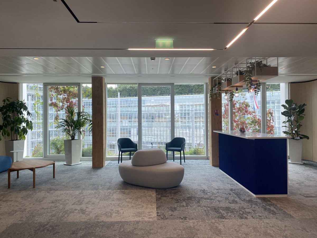 OVHcloud_FR's tweet photo. Cette rentrée est l'occasion d'inaugurer nos nouveaux bureaux de Paris ! 🎉

Le "#StreamBuilding" offre des espaces repensés pour mieux accueillir notre écosystème tout en favorisant le partage et l'échange des collaborateurs💬

#Ecoresponsable, ce bâtiment est équipé de panneaux solaires  pour couvrir une grande partie des besoins énergétiques du bâtiment et d'un potager en toiture. ☀️🌱