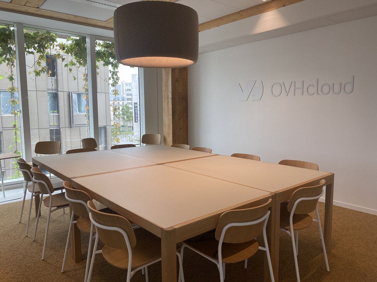 OVHcloud_FR's tweet photo. Cette rentrée est l'occasion d'inaugurer nos nouveaux bureaux de Paris ! 🎉

Le "#StreamBuilding" offre des espaces repensés pour mieux accueillir notre écosystème tout en favorisant le partage et l'échange des collaborateurs💬

#Ecoresponsable, ce bâtiment est équipé de panneaux solaires  pour couvrir une grande partie des besoins énergétiques du bâtiment et d'un potager en toiture. ☀️🌱