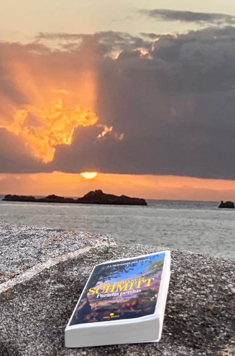 Dernier jour pour participer à notre jeu-concours de l'été ! Postez la photo de votre lecture d'été 📚  avec le hashtag #LivreEnVacances et mentionnez <a href="/librecommelire/">Libre comme Lire</a> pour gagner 100 euros de bon d'achat dans la librairie de votre choix. bit.ly/3XT4jzX