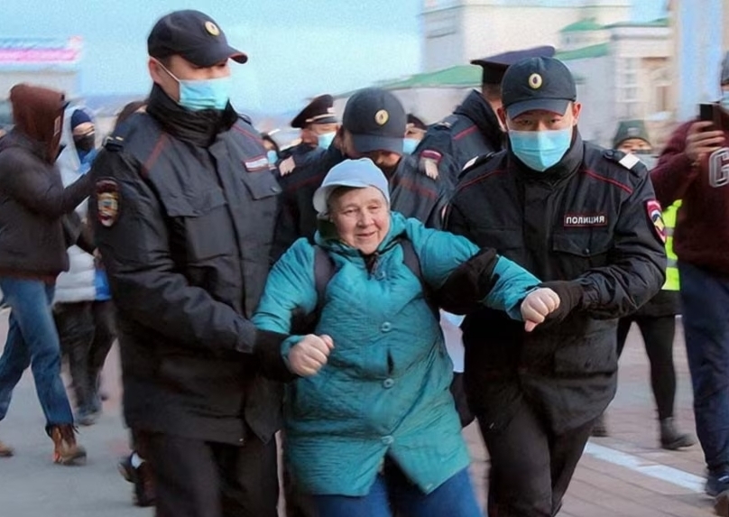 ❗️К 2 годам и 10 месяцам колонии приговорили пенсионерку из Бурятии Наталью Филонову за нападение на полицейских

Октябрьский суд Улан-Удэ признал 61-летнюю Филонову виновной в нападении на четверых силовиков. Обвинение запрашивало для нее 3 года лишения свободы.

Адвокат Надежда
