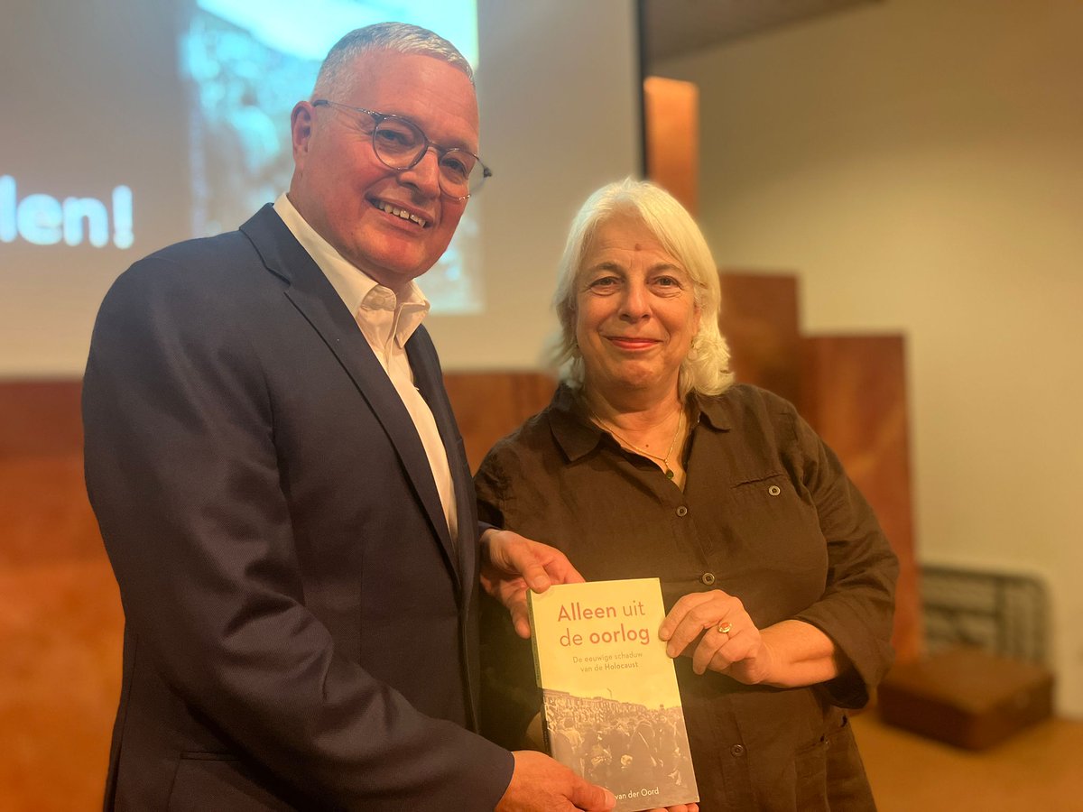 ALLEEN UIT DE OORLOG | Gistermiddag werd in Herinneringscentrum Kamp Westerbork het nieuwe boek van Niek van der Oord gepresenteerd: 'Alleen uit de oorlog'. Hierin reconstrueert de schrijver de levensverhalen van Leida van Tijn en Ido Wolf. bit.ly/AlleenUitDeOor… @NiekHoort