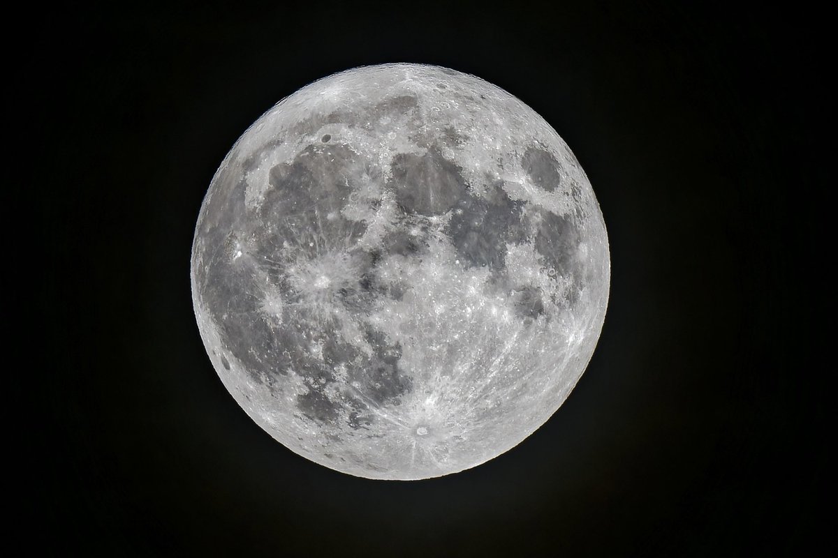 ejbarto1's tweet photo. Tonite’s super blue moon(30aug23).At 222,043 miles away it’s the closest the moon has been all year and the second full moon in August (hence the blue)According to NASA,the visible size increase is 14 percent,which is about the difference between a nickel and a quarter.#justnerd https://t.co/0vd0S9sGfk