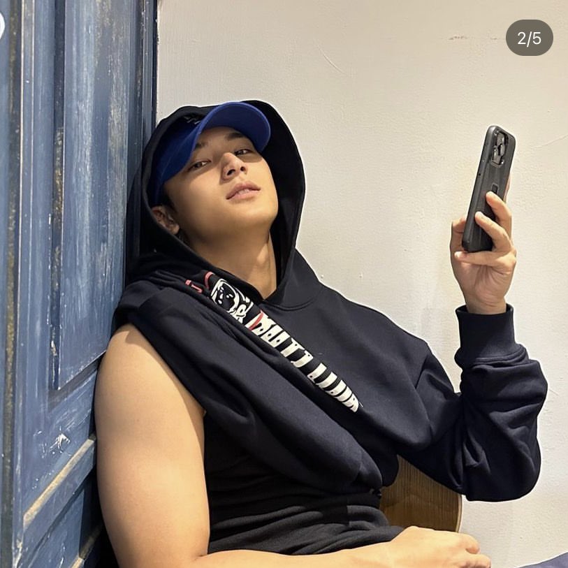 caratstalk's tweet photo. [17s] setelah pamer otot di bandara, kim mingyu beraksi pamer otot di ig🙏🏻😊
https://t.co/mTxNCmOCvd
