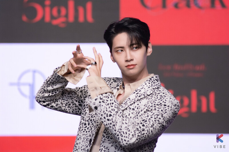 kvibe_yonhap's tweet photo. [#Talkaebi.zip] 📢Attention, #VDAN 📢
Talkaebi is back with #LEEJINHYUK, today!

If you want to see more photos, click the link below💙

🔗 https://t.co/QKW7XM8kmX

#이진혁 #LEEJINHYUK #브이단 #5ight 
#Crack @Bill_LJH https://t.co/0Rg9mC0Rxw