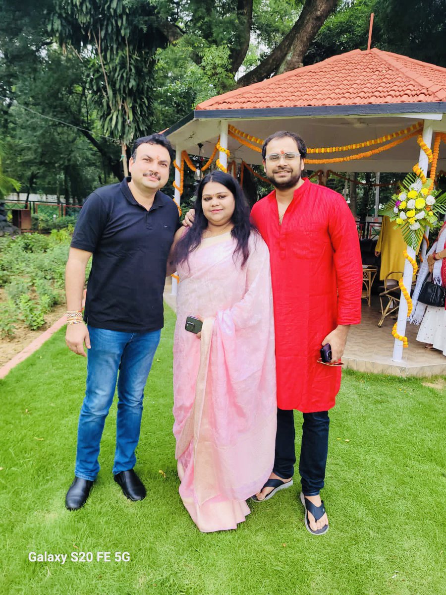 एक हज़ारों में तेरी बेहना है!!😃😃
Happy Rakhi my constant ❤️❤️