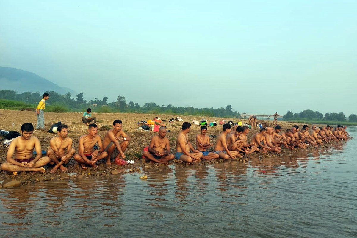 घोराही उपमहानगरपालिका –६ मा रहेको बबई नदीमा आज जनैपूर्णिमाका अवसरमा गङ्गा स्नान गर्दै सर्वसाधारण । तस्बिरः रञ्जिता अधिकारी÷रासस