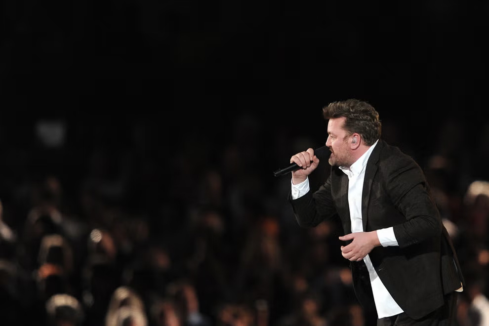 Elbow's tweet photo. "It feels like an old friend now". 

Back in August 2012 elbow played ‘One Day Like This’ in front of a TV audience of more than 26 million at the Olympics closing ceremony. This performance helped push the song to its highest ever chart placement, peaking at no.4 in the UK. https://t.co/590lXnbXjo