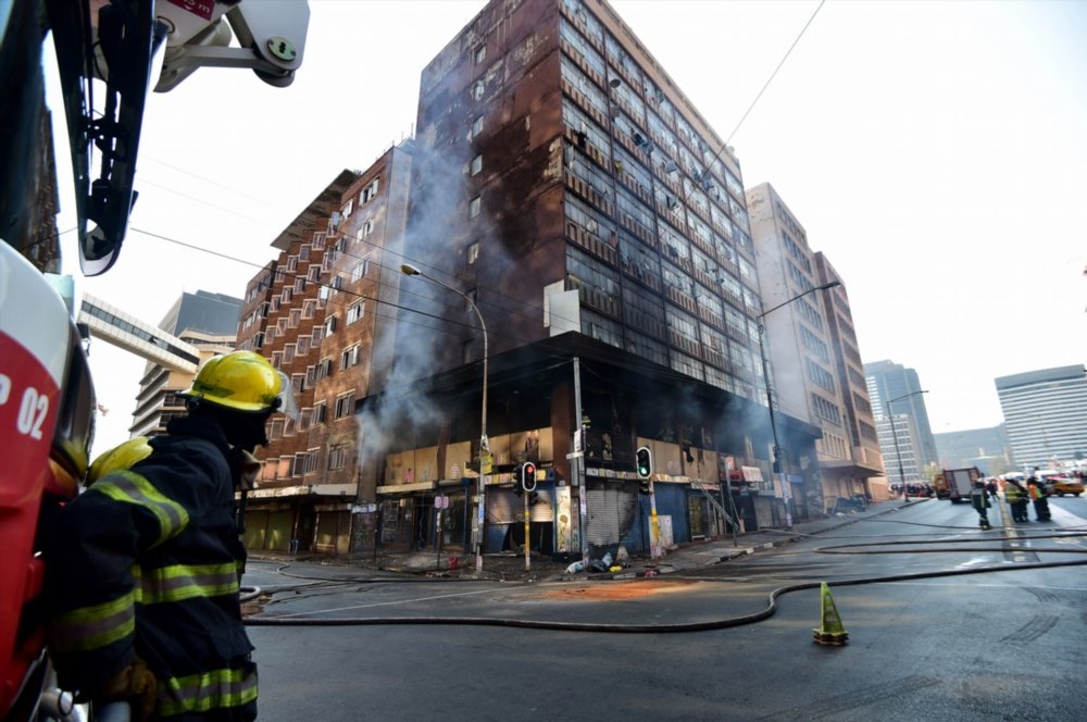 SABC_Ditaba's tweet photo. UPDATE #Firedeaths @moepengkorogo
@motswedingfm #sabcnews
Palo ya batho ba ba tlhokafetseng mo tiragalong ya go sha ga kago kwa toropong ya Johannesburg e tlhatlhogetse go some-a-supa le boraro. #JohannesburgCBD https://t.co/Rn7Y5SfpGu