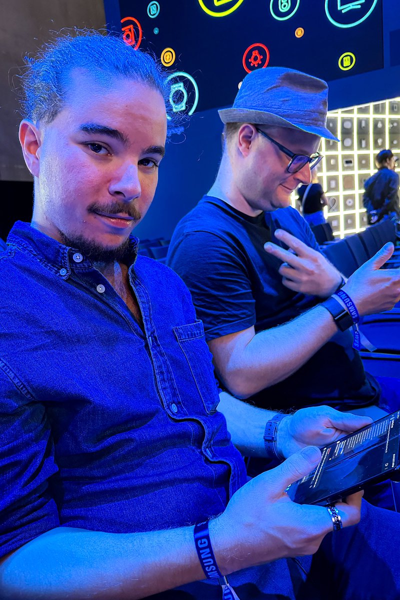 Kollegen am #Arbeiten an der #IFA2023 

<a href="/dvyvnk/">Dayan</a> und <a href="/pokipsie/">Martin Rechsteiner - Der Geschichtenerzähler</a>