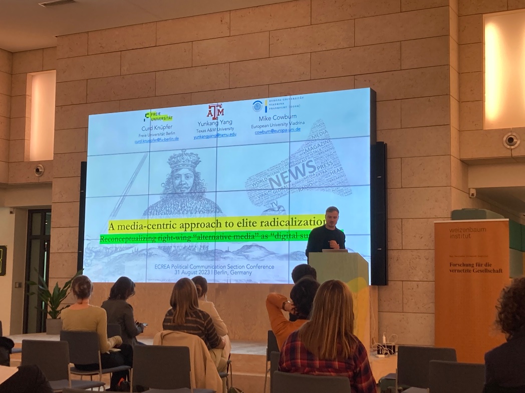 #ECREApolcomm23, the first  panel on alternative media and counterpublics starts with @QrdKnpfr, discussing whether we should classify right-wing news sites as „alternative media“ or digital surrogates for specific party/ideological interests 💡