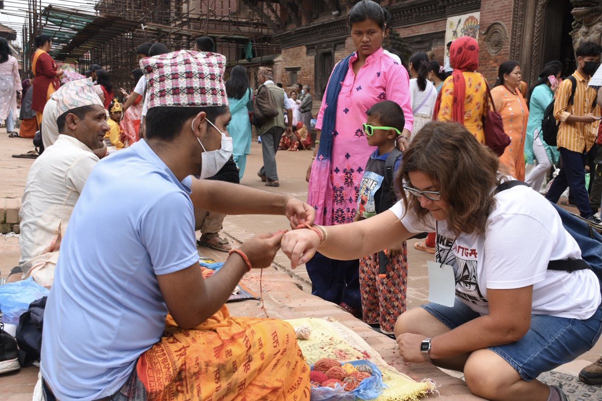 जनैपूर्णिमाको दिन पाटन दरबारस्क्वाएर परिसरमा तागो (डोरो) बाध्दै विदेशी पर्यटक  । तस्बिर : चन्द्रकला क्षेत्री/रासस