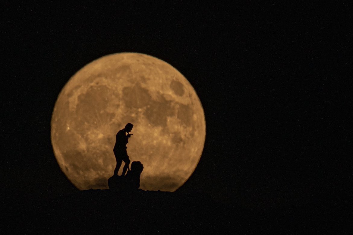 📸 Süper Ay ve Atatürk heykelinin oluşturduğu harika görüntü.