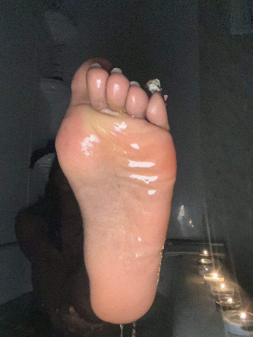 Who&rsquo;s thirsty this morning ? My soles are yearning for some good good 😩💛 https://t.co/rNIMz8vIlE