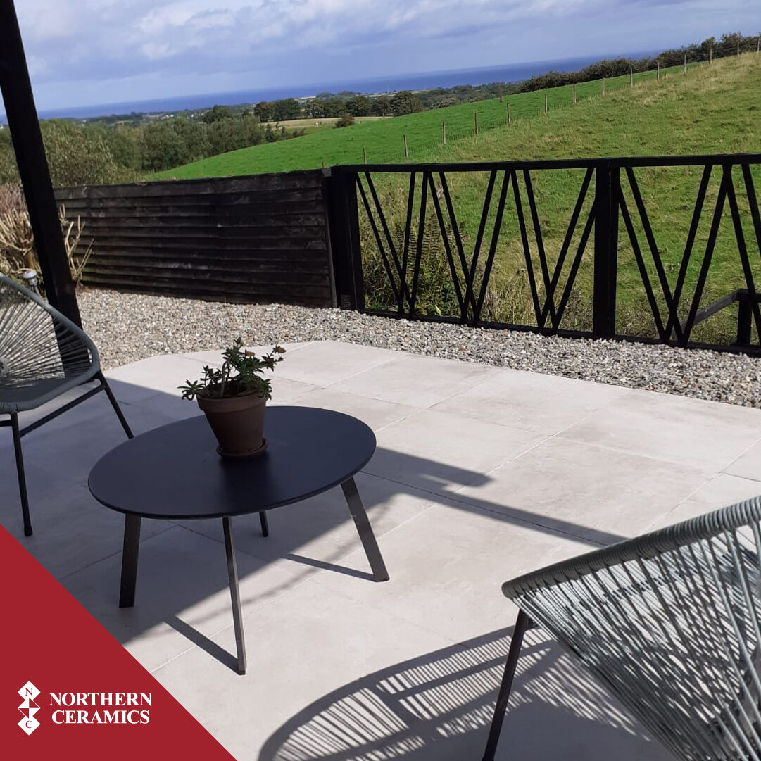 ceram98's tweet photo. 🌟 Outdoor inspiration! 

Some snaps from a recent project from one of our customers! What a beautiful space they have created in this scenic location! 😍

The tiles used are the Occitania 60x60 outdoor porcelain which has an R11 anti-slip rating.

#nctiles #tiles https://t.co/tfzibuuRLq