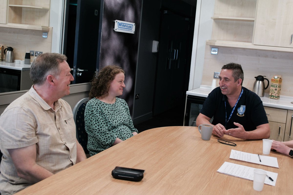 SWFCCP's tweet photo. It was a pleasure to welcome @_OliviaBlake, down to Hillsborough Stadium last night, where she spoke with our Community Food Champions about their research and work on making the healthy option the easy option across Sheffield. 🍎🥕🍌
#BiteBack2030 @SheffCouncil https://t.co/7LXNjwYAS5
