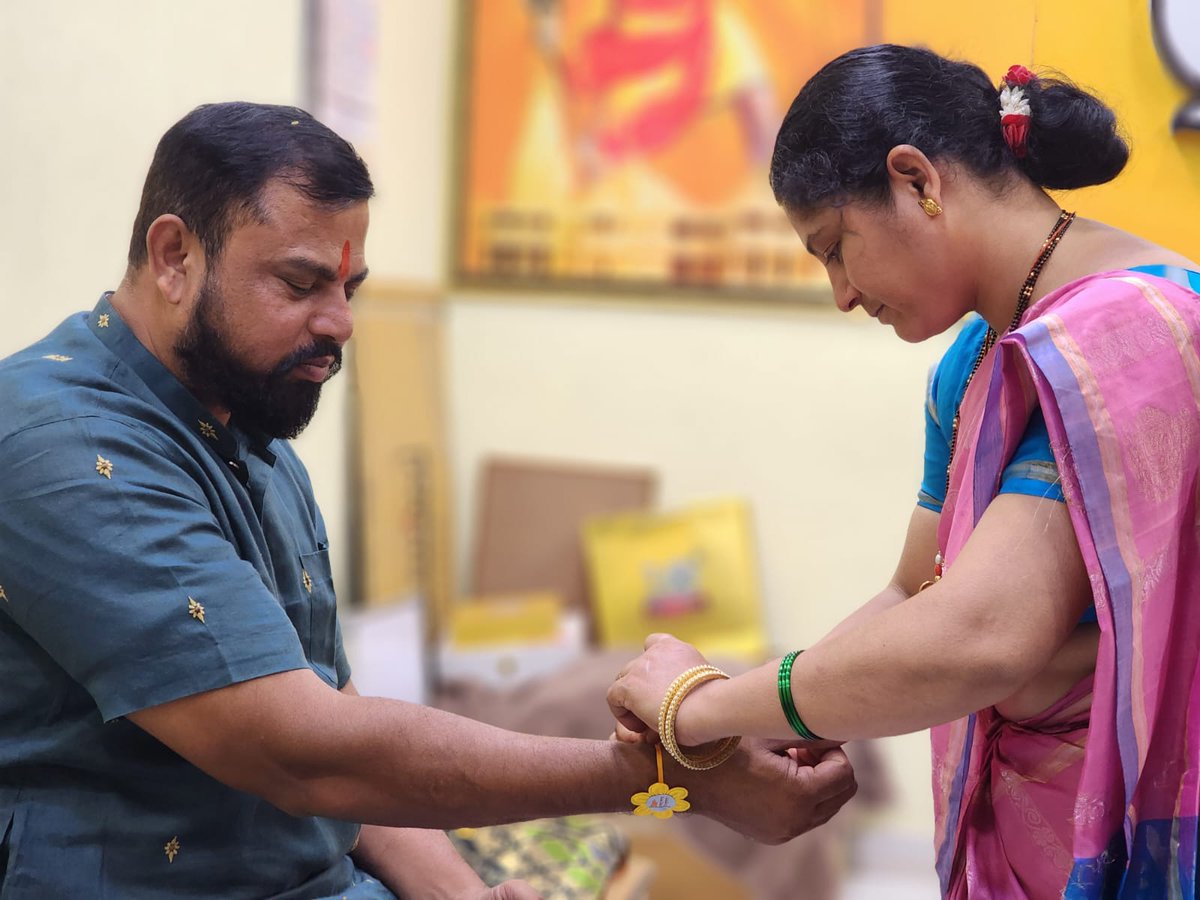 Hindu Janajagruti Samiti volunteer tied a Rakhi to MLA <a href="/TigerRajaSingh/">Raja Singh</a>  on the occasion of #RakshaBandhan.

May Shri Krishna always protect Raja Bhaiya and may his dedication to serving the Nation and Dharma remain resolute. 🚩