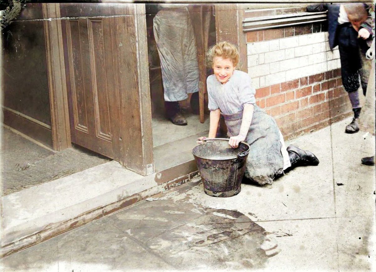 englandincolour's tweet image. A maidservant, working in London's East End, in 1902. #maidservant #workinglife #eastend #londoneastend #1902 #workingclass