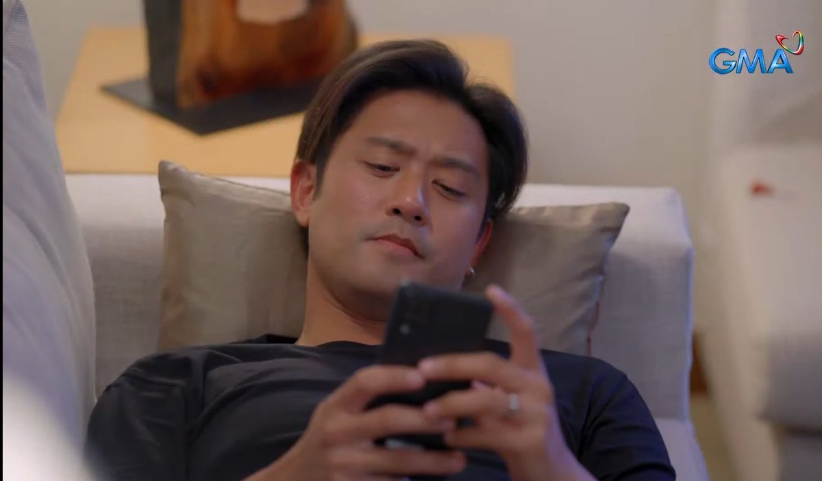 KDFYasmienatics's tweet photo. Pahiga higa lang si Anton. Deep inside sobrang nahihirapan.
Yung feeling na gusto mong puntahan yung taong mahal mo para damayan siya pero hindi pede. Nakakafrustrate! Hirap talaga ng buhay ng isang OFW.
#TheMissingHusband #TMHBreakUp #YasmienKurdi @TheRealYasmien @nacinorocco https://t.co/pZ6djPr5ky