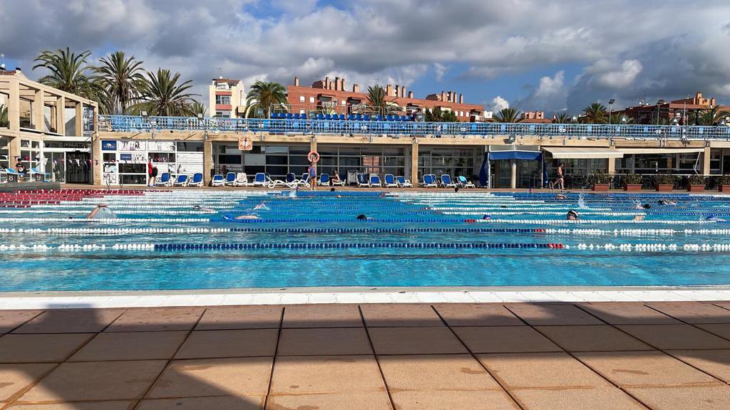 CheshamSC's tweet image. After a late arrival last night, they’ve woken to some lovely sunshine ready for the day ahead with @amershamswim #swimcamp2023