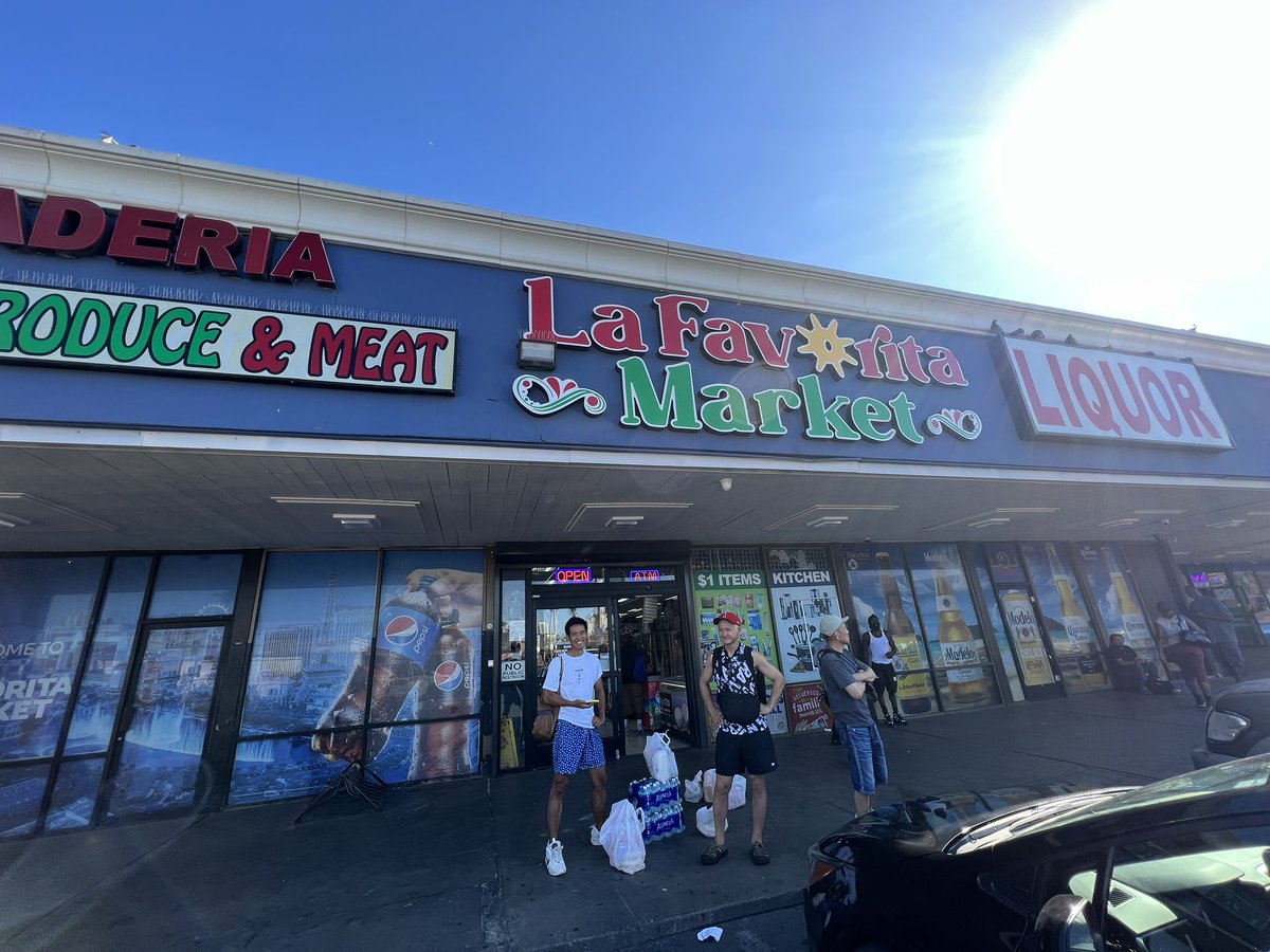 Yusuke_Shinmyo's tweet image. 初めて地元のスーパーマーケット行ってみた！

現地の人達の生活が垣間見れて良い機会になりました。

#IBJJFワールドマスター柔術選手権
#IBJJF
#WorldMaster
#ラスベガス
#LasVegas
#ガリットチュウ福島
#井賀孝
#竹井佑介